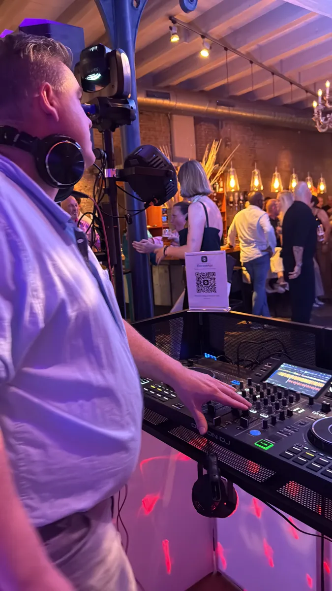DJ van O-Ke Entertainment draait tijdens een feest