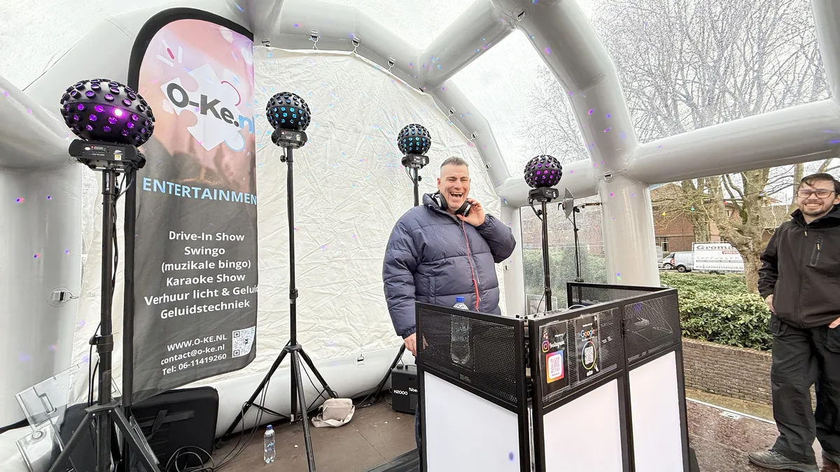 De opblaasbare drive-in show booth van O-Ke Entertainment met discobollen, buiten opgebouwd