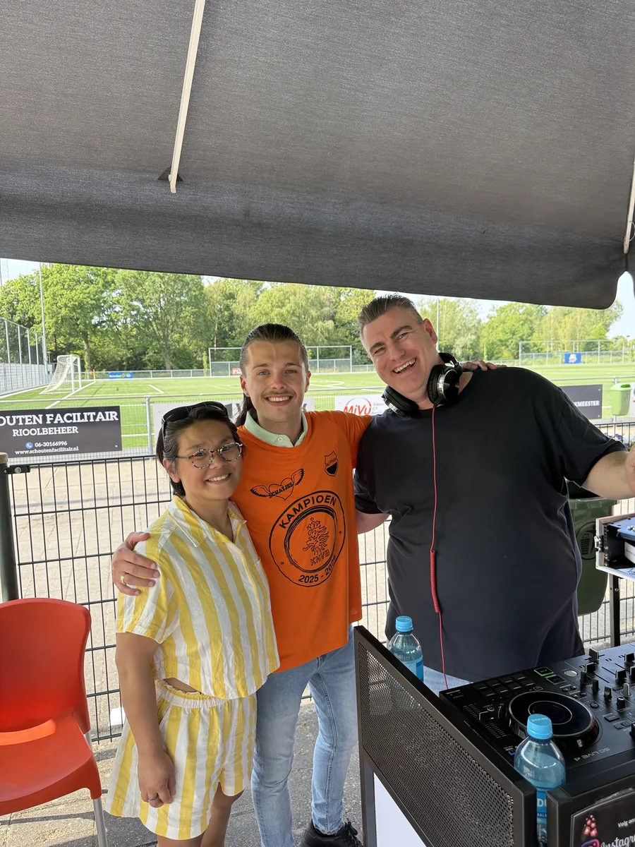 Adriaan van O-Ke Entertainment samen met vrolijke gasten tijdens een drive-in show