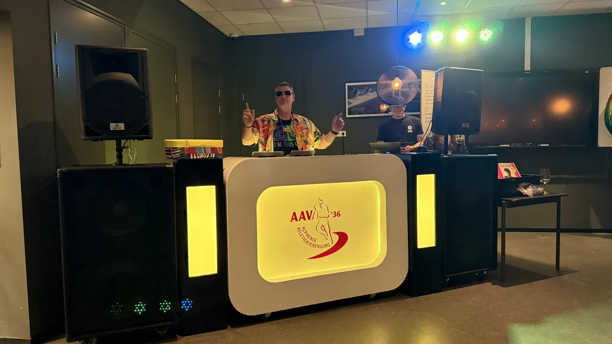 Op maat gebrande DJ-booth tijdens een bedrijfsfeest