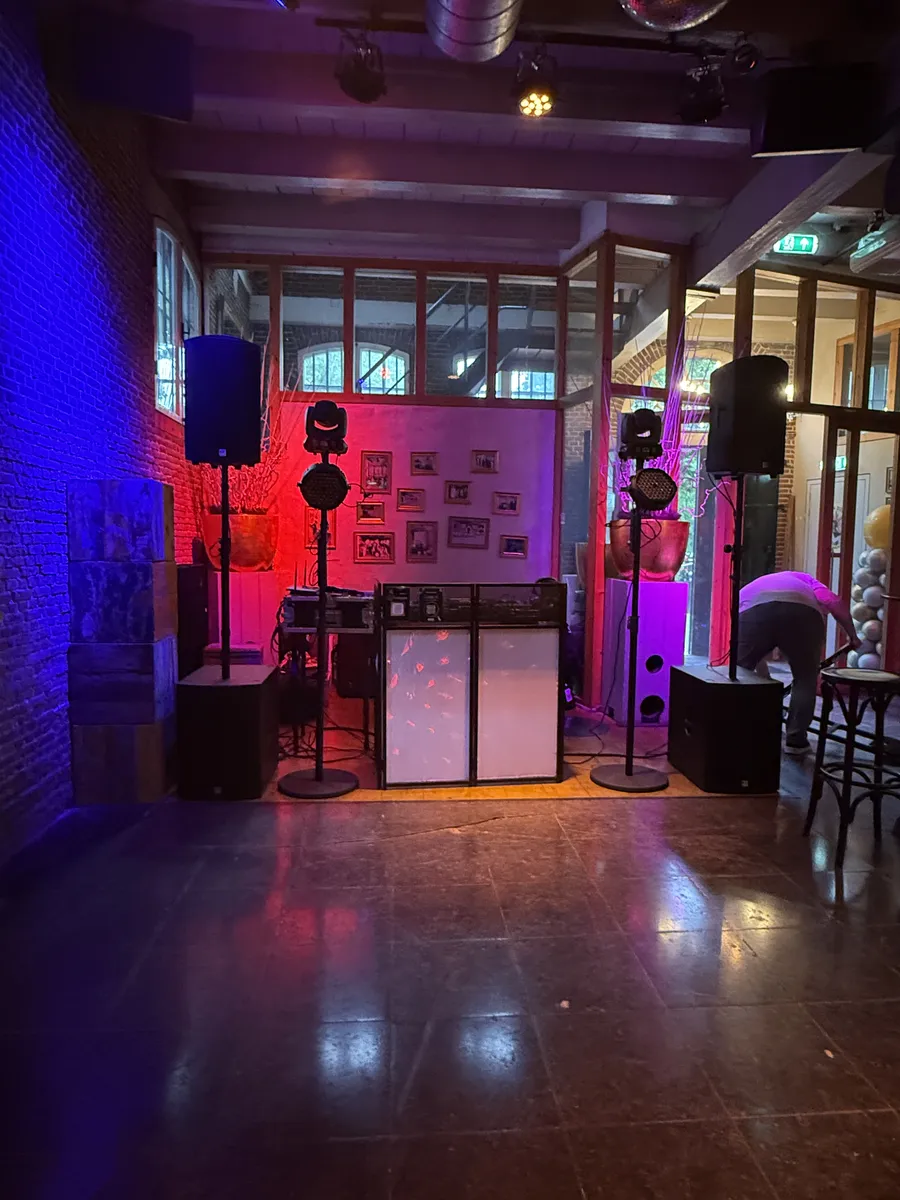 De drive-in show van O-Ke Entertainment opgebouwd in een sfeervol verlichte feestzaal