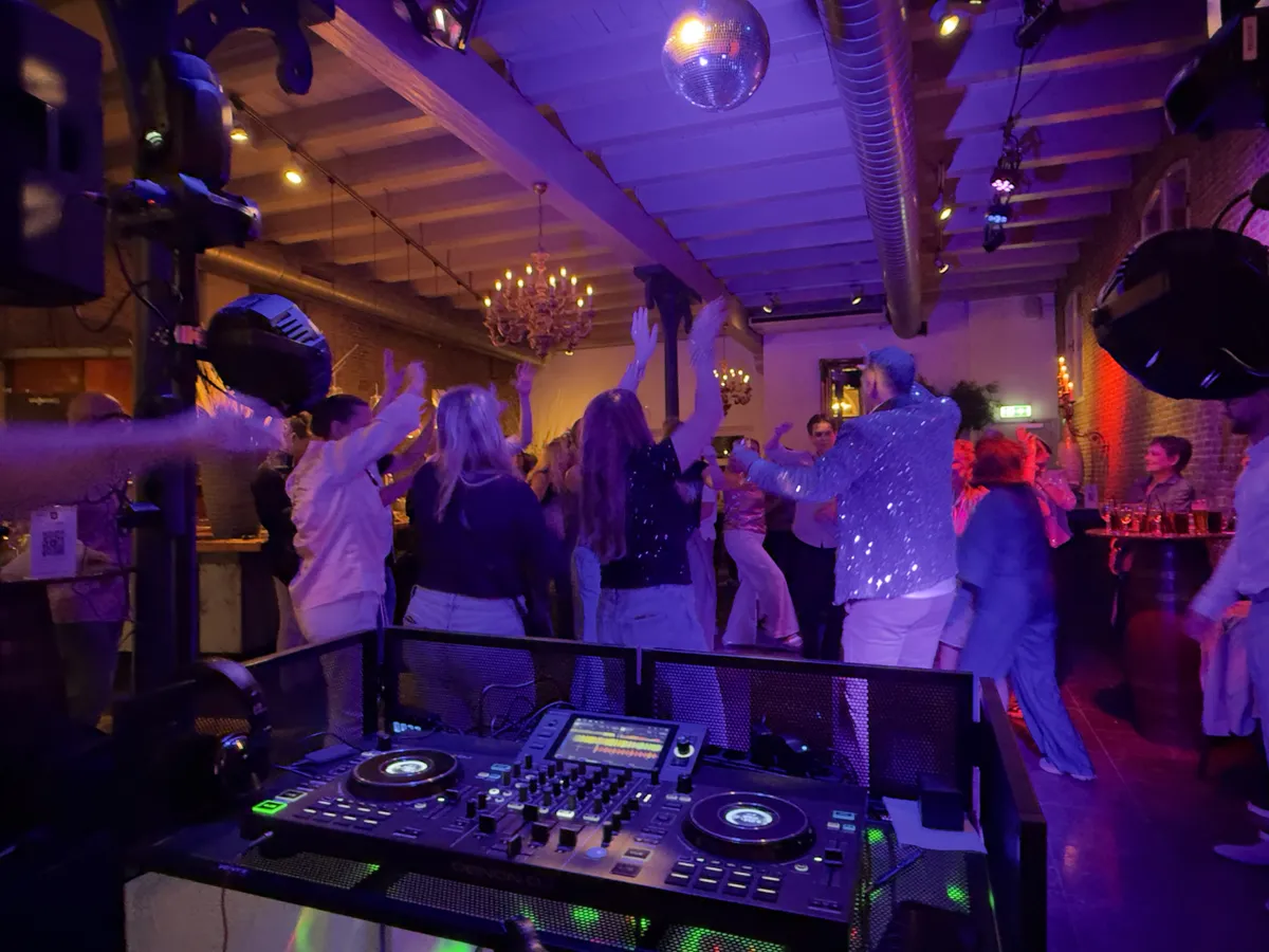 Volle dansvloer tijdens een Swingo muziekbingo-avond
