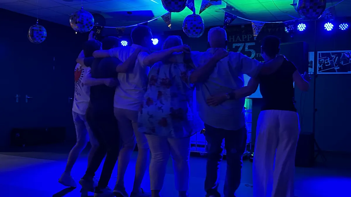 Polonaise tijdens Swingo, de muzikale bingo van O-Ke Entertainment